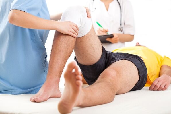 Le médecin sélectionne un schéma thérapeutique pour un patient souffrant d'arthrose après un examen diagnostique
