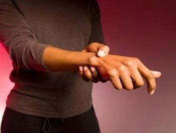 Douleur intense et difficulté à bouger dans les articulations des doigts en raison de l'arthrite